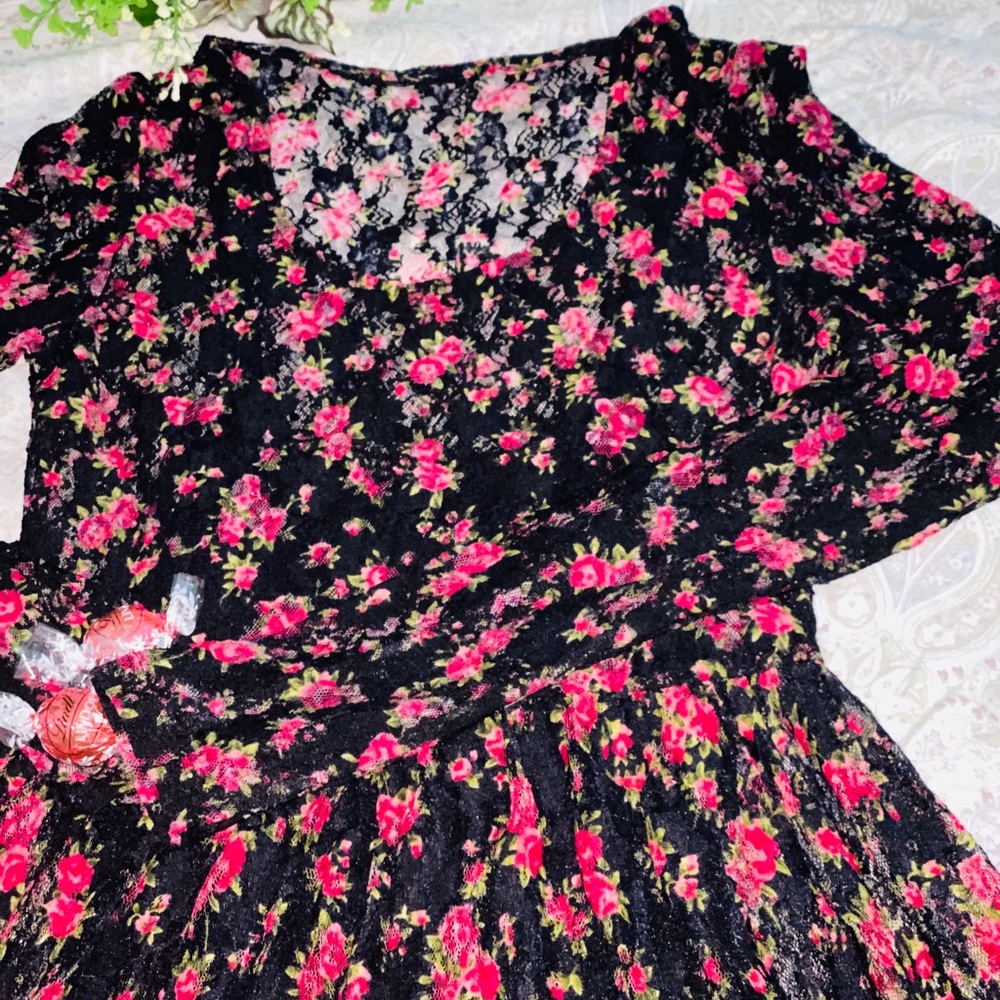 Chic dress with flower patterns